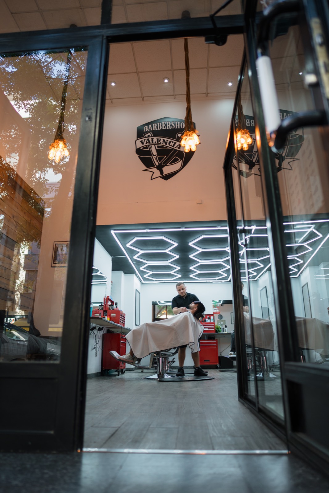 Entrada de la barbería La Petxina